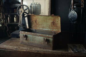 古い鉄の工具箱 アイアン 工業系 アンティーク　