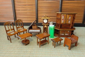 20-72　ドールハウス　ミニチュア　家具　木製　ピアノ　食器棚　柱時計　イス　テーブル等