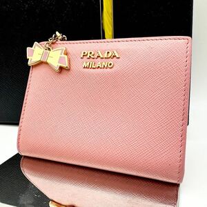 PRADA プラダ 二つ折り財布 ピンク リボンチャーム ゴールドロゴ レディース チャーム コンパクトウォレット レザー 本革