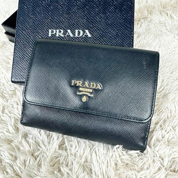 PRADA プラダ 三つ折り財布 ブラック サフィアーノ ゴールドロゴ ユニセックス メンズ レディース コンパクトウォレット レザー 本革