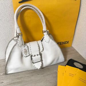 美品　FENDI フェンディ　シリアルナンバー入り　セレリア　ショルダーバッグ　白