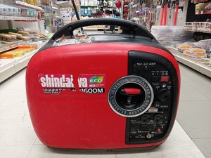 中古品 新ダイワ shindaiwa 1.6kVA インバータ発電機 IEG1600M タンク容量4.2L