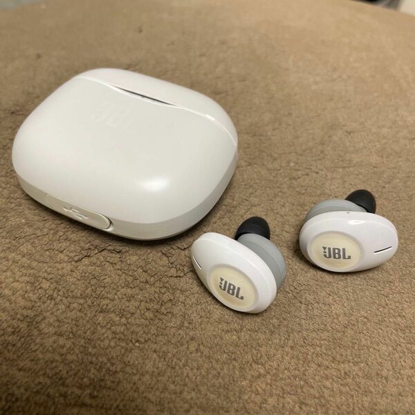 JBL TUNE120 TWS 〜ワイヤレス イヤホン Bluetooth ホワイト　時々不調あり