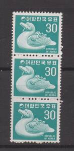 韓国　１９６９年　普通切手「１３世紀アヒルの水差し」　３連(未)