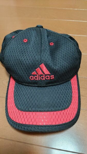 アディダス。 adidas。 キャップ。 スポーツ。 帽子。 子供用。 ブラック×レッド。サイズ54〜57センチ。メッシュ。熱中症