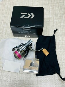 未使用品　Daiwa　AIRITY SF 2500SS H QD　エアリティ　ダイワ　リール　RCS　I　シェイプコルクノブ　クリア　まとめ売り　4207