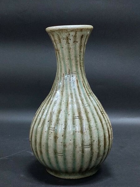 朝鮮高麗時代　竹節紋青磁瓶