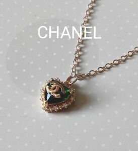 シャネル　CHANEL　グリーンラインストーン×ゴールドカラー×ハート　チャーム　ネックレスチェーン付