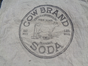 粉袋　牛　COW BRAND SODA NEW YORK サイズ70×49cm(袋状採寸)　木綿２枚 横浜神戸大阪　検索　リメイク材料　シードサック　２点限り