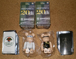 meti com toy BE@RBRICK 43 ARTIST Cobra .2 kind table reverse side 