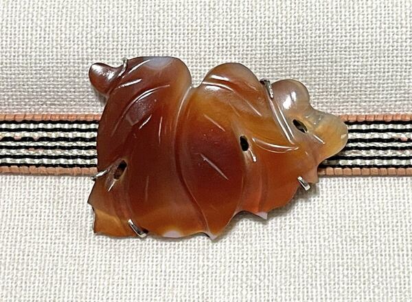 NO.1253 帯留め 天然石 瑪瑙 蔦の葉 彫刻 三分紐用(帯留 帯飾り 和装小物)