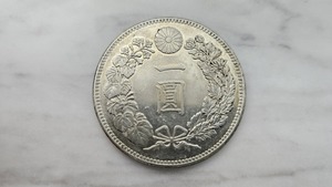 【F8256】《美品》 古銭 旧一圓銀貨 明治二十五年 直径38.10㎝　幅2.75㎜ 重さ27.2g