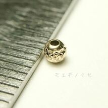 18金ビーズ2.3mm 2個セット　日本製 k18 アクセサリーパーツ 18k 素材 きらきらカットビーズ ハンドメイド　カット入りビーズ_画像2