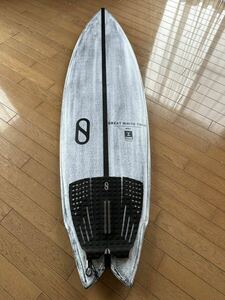 5'7 ケーリースレーター SLATER DESIGNS Mike Woo 5.7 FIREWIRE Great White Twin 2024 ニューモデル中古美品。ツインスタビフィン付属