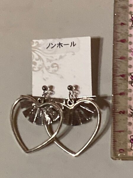 ハンドメイド品 樹脂ノンホールのピアス シルバー 激安商品です最終値下げ。