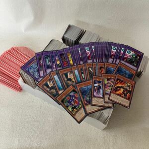 c395-13 80 トレーディングカード 遊戯王 KONAMI TCG デュエルモンスターズ まとめて 1500枚以上 大量セット 重複多数 ケース 値札 光 闇