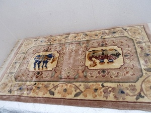 (☆BM)ラグマット/馬 らくだ ピンクベージュ 121㎝×68㎝ 玄関マット 絨毯 カーペット 淡色 クラッシック 上品