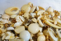 D353 白/クリーム色系 ヴィンテージ イヤリング 片耳 ジャンク品 681g アクセサリー 大量 セット まとめて おまとめ まとめ売り 装飾品_画像3