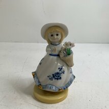f001 N Demain ドマン 陶器製 陶器人形 オルゴール 花束を持った少女 高さ14cm 動作確認済_画像1