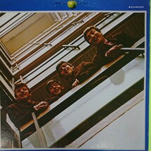 2LP/ ビートルズ〈1967～1970〉ポスター(ピン跡等はありません)、解説書、ディスコグラフィー付_画像2