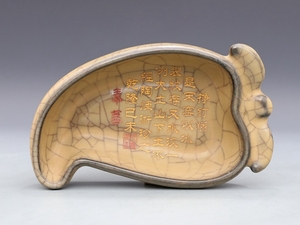 宋時代 哥窯 金絲鐵線 描金文字 桃形 筆洗 書道具