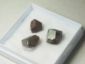 国産鉱物　奈良県川迫鉱山の灰鉄柘榴石（レインボーガーネット）3個セット