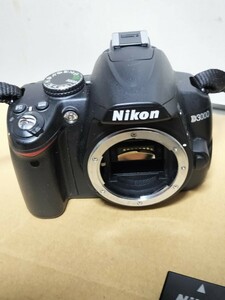 Nikon ニコン　デジタル 一眼レフ ボディのみ　　D3000　　