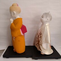 M05033　博多人形　はかた人形　２体　陶器　置物　伝統工芸　土台付き　インテリア_画像2