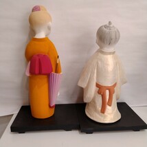 M05033　博多人形　はかた人形　２体　陶器　置物　伝統工芸　土台付き　インテリア_画像3
