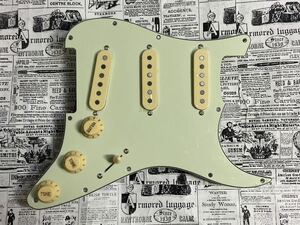 ストラトキャスターピックガードアッセンブリー　アルニコVピックアップ（Alnico V Pickups）ビンテージ　ミントグリーン　カラー