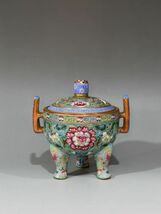 古びた蔵『清 乾隆年製 陶磁器 壽桃回紋描金辺 景泰藍緑地花頭図案 三足双耳香薰炉 』極細工 置物 擺件 古賞物 古美術 中国古玩_画像4