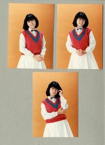 ★河合奈保子　生写真3枚　赤いベストと白いスカート★
