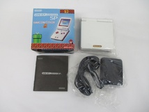 7658B ニンテンドー ゲームボーイアドバンスSP 本体 AGS-001/ファミコンカラー GBA SP ゲーム機 本体 箱・説明書・ACアダプター 動作確認済_画像2