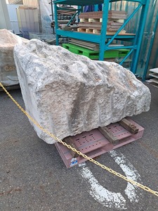 C2A【新長060519-1】大理石　結晶粒が固まった石　サイズ巾70X160高さ90cm 光で反射するタイプ　彫刻などに