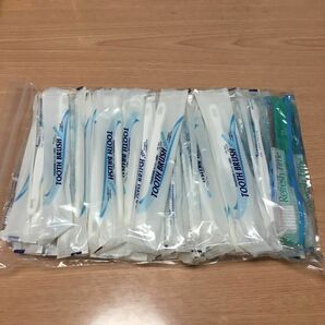 歯ブラシ 使い捨て歯ブラシ 携帯 旅行 使い捨て すぐに使える 歯磨き液付キシリトール配合　５０本