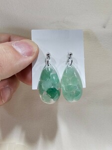 S-131 レジンアクセサリー アベンチュリン 樹脂ピアス 2.9×1.5×8cm(レジン部分) 6.8g(台紙含む)