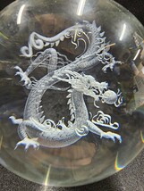 水晶玉 レーザー彫刻 龍 竜 ドラゴン 98mm 1395g_画像3