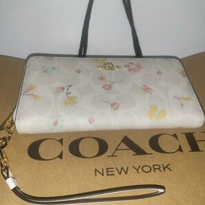 未使用品///COACH コーチ ///長財布 C8695アコーディオン ジップ ワイルド フラワー 花柄 ホワイトの画像2