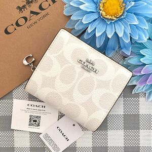 新品☆COACH(コーチ) ホワイト シグネチャー 　レザー 折り財布