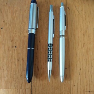 メーカーシャーペン2本、三菱シャーペンボールペン1本