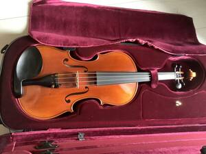 Yamaha Violin v10 大手メーカーの楽器は可もなく不可も無くが特長ですが　これはかなり良い音を奏でます。乾燥充分な上質材。