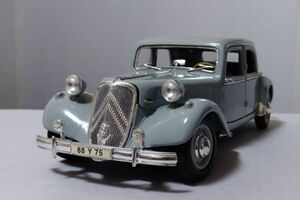 * Citroen 15CV 6 Cyl 1952 1/18 Maisto *