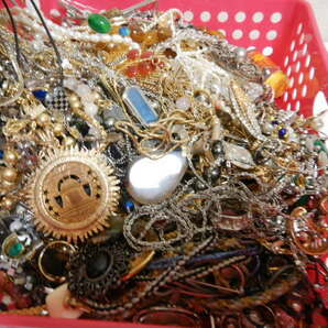 多数色々大量アクセサリー まとめ売り ５kg超 ネックレス、指輪、ネックレス①の画像2