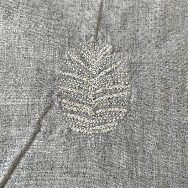 フェリシモ 爽やか系　ノースリーブワンピース　葉の刺繍柄ワンピース　サイズＬ　綿１００% ワンシーズン使用　比較的綺麗な状態