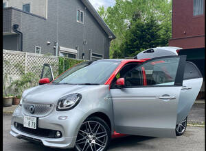 Smart For Four Brabus Exclusive： CooルSilverー/サファイアレッド