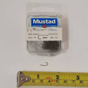 Box of 147 Mustad #R50-94840 size 16 Dry Fly Tying Hooks code 61 海外 即決
