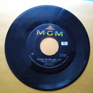 45 RPM Record HERMAN'S HERMITS LEANING ON THE LAMP POST / Hold On G+/VG 海外 即決