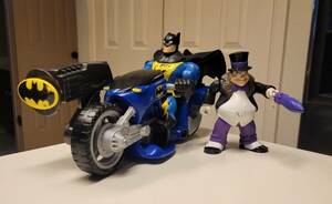 Vintage 1998 Fisher Price Bat Cycle with Batman & Penguin Figures 海外 即決