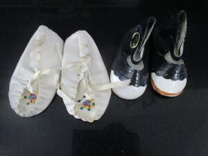 LOT of 2 PAIRS of BABY DOLL SHOES~MOCCASINS & STRAPPED 海外 即決