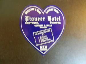 *PIONEER HOTEL in WYOMING* VINTAGE HOTEL/LUGGAGE LABEL. APPROX. 2.50" x 3.00". 海外 即決
